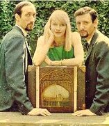 Left to Right: Noel (Paul) Stookey, Mary Travers,
Peter Yarrow